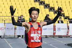 `2025 대구마라톤` 국내 남자부 우승 박민호 ``다시 우승할 수 있어 기뻐``