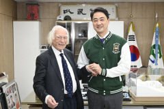 옥스퍼드 석학 데니스 노블 교수, 한국 학생들의 학구열에 감동…대구 달성군 방문