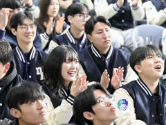 [포토뉴스] 봄과 함께 찾아온 신입생들의 활짝 웃음