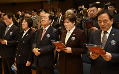 [포토뉴스] 2.28찬가를 제창하는 제65주년 2·28민주운동 기념식 내빈