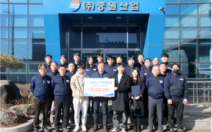 중원산업, 세상 떠난  사원 자녀들에게 장학금 2천500만원 전달