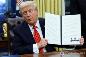 [속보] 트럼프, 철강·알루미늄 25% 관세 부과 행정명령 서명