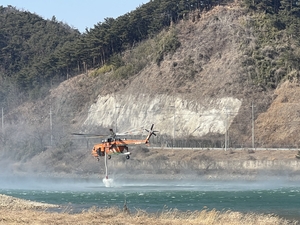 울진군 울진읍 야산에서 산불 발생… 소방당국 진화 작업 총력