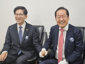 대구 온 김문수 고용노동부 장관, “대한민국 위해서라면 무엇이라도 한다” 출마 가능성 열어 둬
