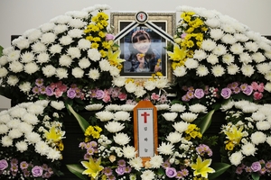 ‘장원영을 꿈꾼 하늘이’…아이브, 빈소에 근조화환과 포토카드