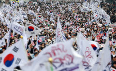 윤 대통령 탄핵 정국…삼일절 대규모 찬반 집회 열려