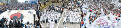 [포토뉴스] 같은 태극기 다른 목소리…尹 탄핵 찬반집회에 갈라진 3·1절