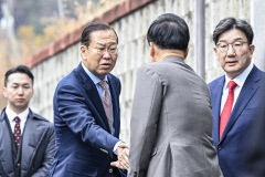 [Y 스케치] 국힘 지도부 찾은 박근혜 전 대통령 달성 사저 앞 ‘긴장감 팽팽’…환호와 비난 교차한 1시간