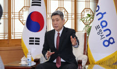 [토크 人사이드] 주력산업 철강·2차전지 '불황'…이강덕 포항시장의 위기 탈출 해법은
