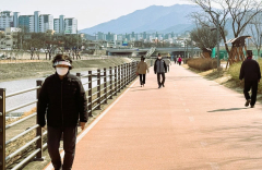 [Y르포] 대구는 비껴갔지만…봄철 불청객 소식에 마스크 쓰고 고개 푹