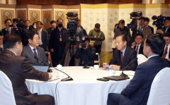 한걸음씩 물러선 여야 …멈춰선 여야 국정협의회 재개될 듯