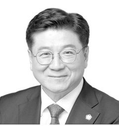[아침을 열며] 한 벌쯤은 양복 대신 제복을