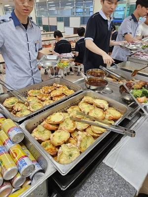 “학교 가기 싫지? 그래서 준비했어”…오늘 급식은 붉은대게 한상