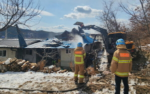 봉화 주택 화재로 전소…거주민 3명 긴급 대피