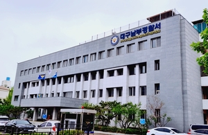 “보행로 지나 쾅”…대구 남구서 승용차 식당 출입문 돌진