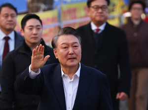 尹, 한남동 관저 도착…“불법 바로잡아준 재판부 결단에 감사”