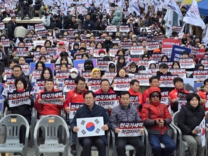 朴 전 대통령 고향 구미서 尹 탄핵 반대 2만명 ‘탄핵 각하’  한목소리 외쳐