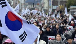 헌재 선고 앞두고 쪼개진 대한민국…15일 전국서 탄핵 찬반 집회