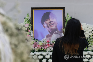 휘성 빈소에 추모 행렬…“웃는 영정과 절절한 노래가 마음 짓눌러”