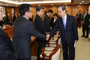 복귀한 한덕수, 국무위원들에 “말 못할 고생 많았다” 격려