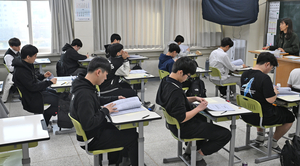 [포토뉴스]2025년 전국단위 첫 모의고사 치르는 대구고 학생들