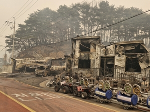 [르포-불면의 영덕]해안까지 덮친 화마…어선·공장·주택 순식간에 잿더미