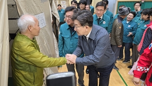 청송 산불 대피소 찾은 국민의힘 권성동 원내대표