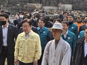 이재명, 안동 이어 이틀째 경북 산불 현장 찾아 이재민 위로