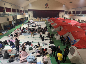 경북소방, 산불 확산 유려 요양병원 입소자 안전 이송