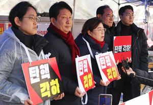 尹탄핵 선고 앞두고 커지는 ‘승복’ 요구…與만 “승복할 것” 공식입장