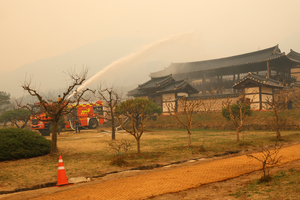 병산서원 3㎞ 앞까지 산불 접근…밤사이 확산 우려