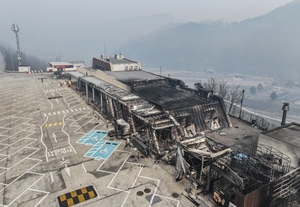 청송휴게소 양방향 전소…점곡 주차장 포함 피해 100억 육박
