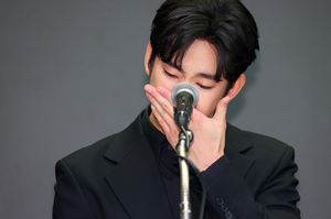 눈물의 해명…, 김수현 “어떤 비판도 달게 받겠다”