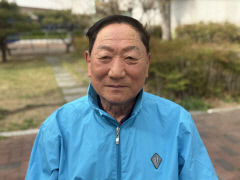 쓰레기봉투 속 돈가방 찾아준 전직 교사
