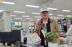[동네뉴스] ``도서관의 날, 대출하니 장미꽃 선물…책 속에 황금티켓까지``