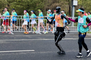 [세계 최초 로봇 마라톤] 휴머노이드 로봇, 두발로 21㎞ 완주했다
