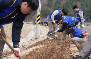 “봉화 석포면에 꽃길 열린다”…영풍석포제련소, 1만주 식재