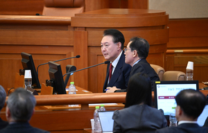 [속보] 헌재 “선관위 영장 없이 압수수색해…선관위 독립성 침해했다”
