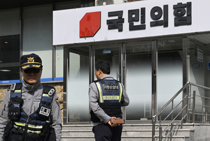 [포토뉴스] 국민의힘 대구시당 앞에서 경계근무 서는 경찰들