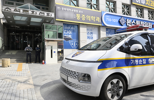 [포토뉴스] 더불어민주당 대구시당 앞에서 경계근무 서는 경찰