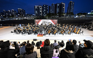 [포토뉴스] 봄밤을 물들인 선율…신천을 울린 대구시립교향악단