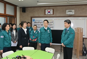 이주호 교육부장관, 의성여고 산불 피해 현장 방문