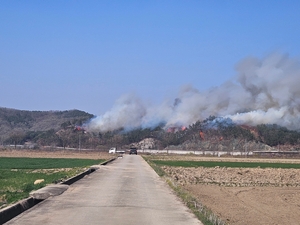 구미시 도개면 산불···진화 헬기 17대 투입