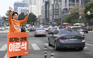 [포토뉴스] 출근길 대구시민들에게 인사하는 개혁신당 이준석 대선 예비후보