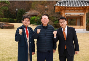 전한길 만난 尹, “나야 감옥 가고 죽어도 상관없는데 우리 국민 어떡하나”