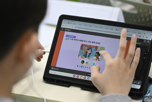 [포토뉴스] AI교과서로 공부하는 대구 용계초등학교 학생