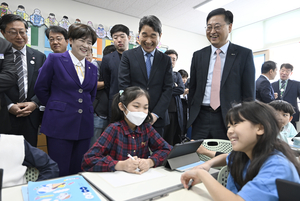 [포토뉴스] 대구 용계초등에서 인공지능디지털교과서(AIDT) 공개수업 참관하는 이주호 교육부 장관