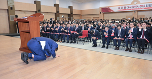 대선 출마 홍준표 대구시장, 퇴임식서 감사 인사와 함께 ‘큰절’