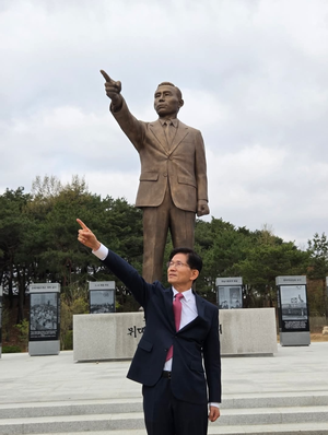 김문수, 경북도청 박정희 동상 찾고 “朴정신 되새길 때”