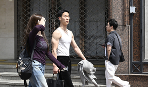 [포토뉴스] 초여름 날씨에 가벼운 차림으로 이동하는 대구시민